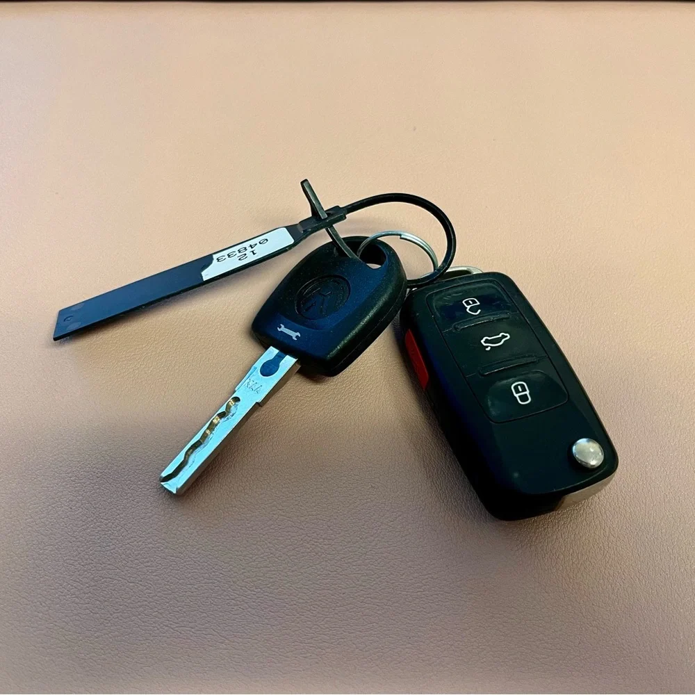 2017 VW Tiguan REMOTE FOB KEY AND SERVICE KEY - Picture 1 of 5